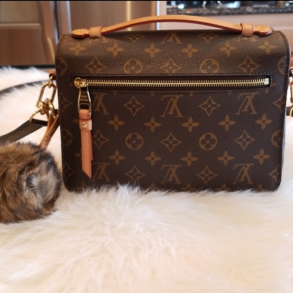 Louis Vuitton Pochette Metis - Picture 2 of 8